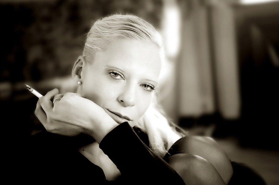 portrait-glamour-apres Femme blonde une cigarette à la main, ambiance glamour apres retouche photo
