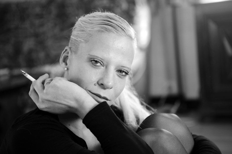 portrait-glamour-avant Femme blonde une cigarette à la main, avant retouche photo glamour