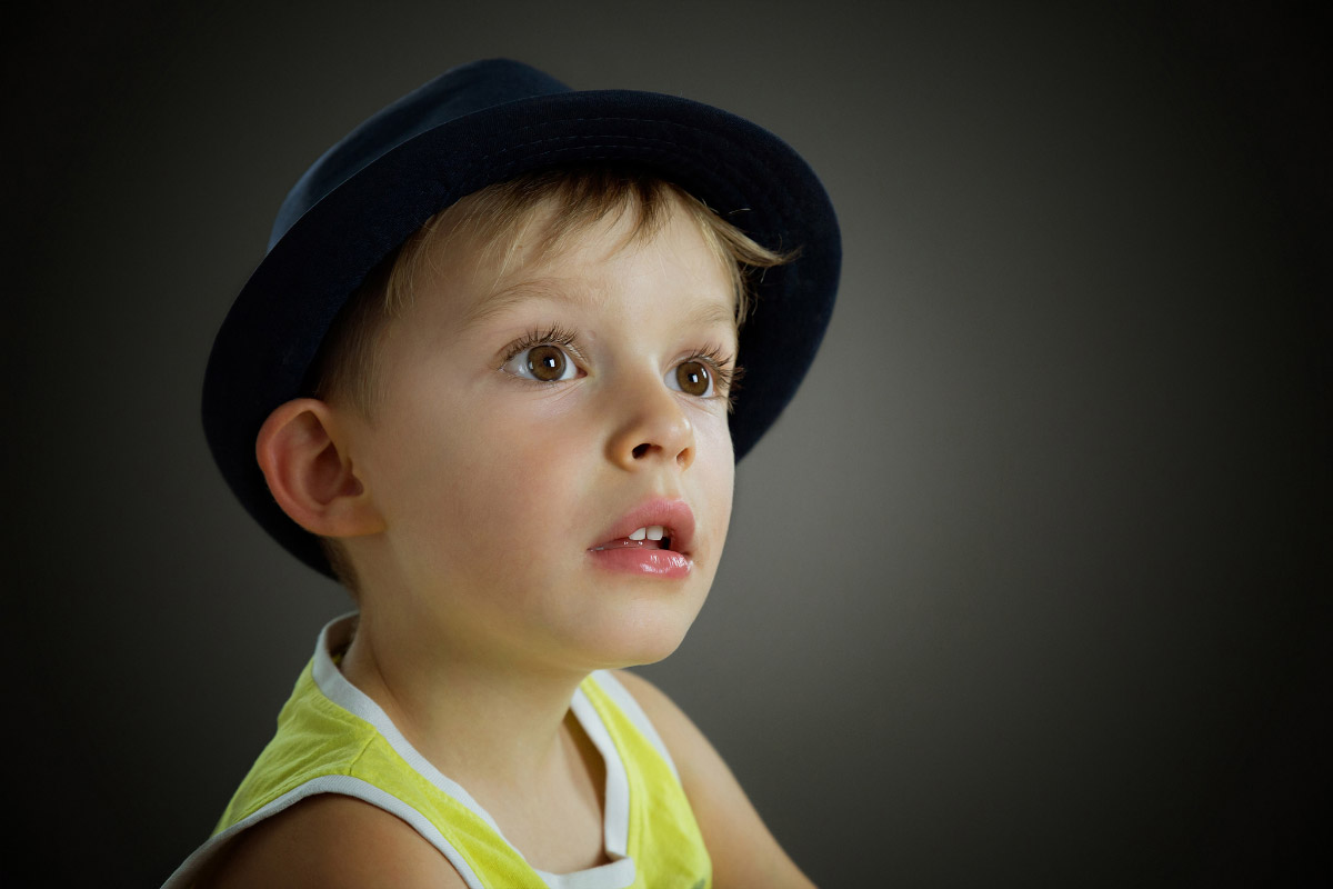 Un enfant chapeau sur la tête après retouche image