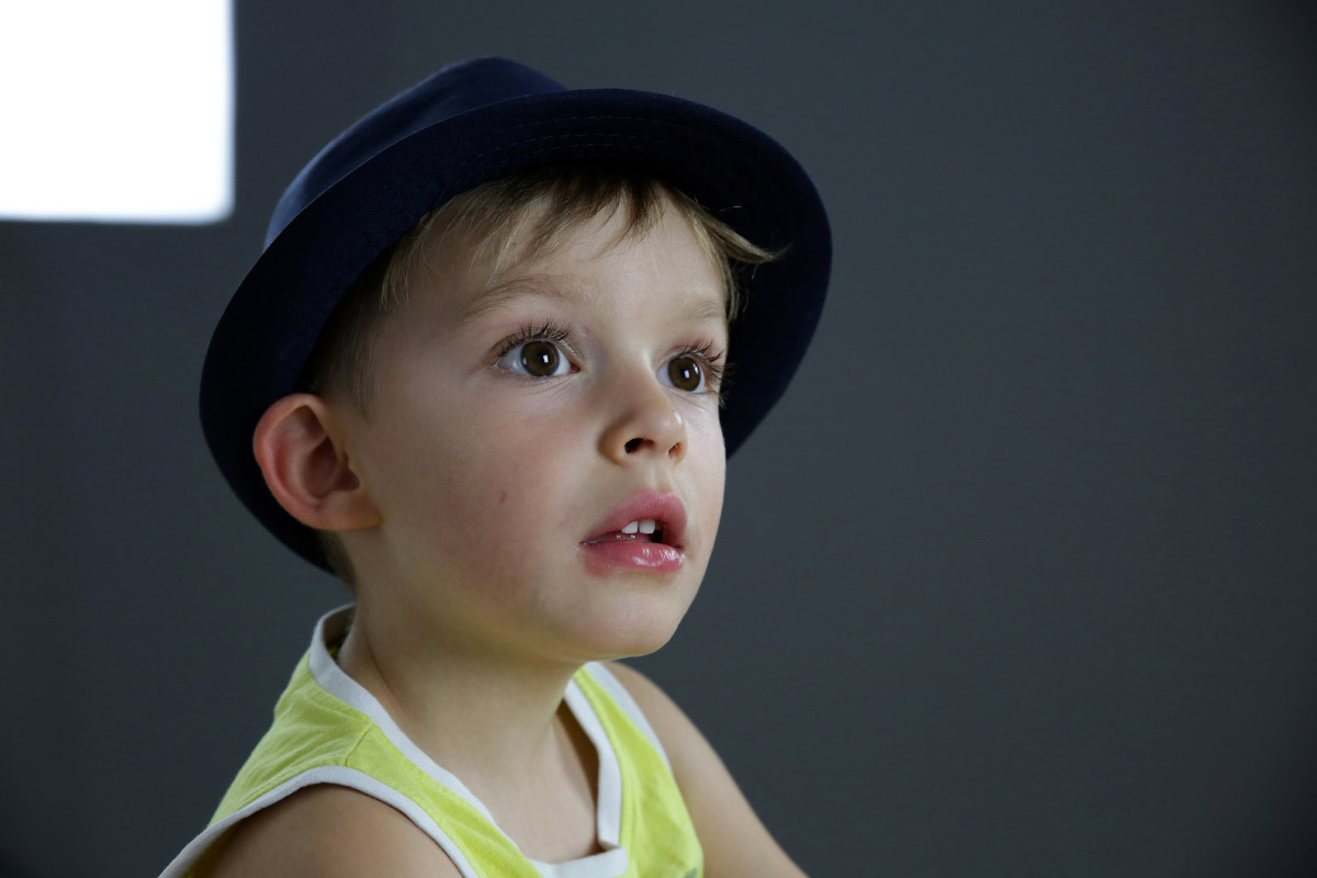 Un enfant chapeau sur la tête avant retouche image