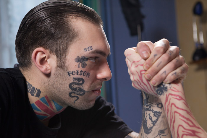 Homme tatoué en couleur avant retouche photo noir et blanc