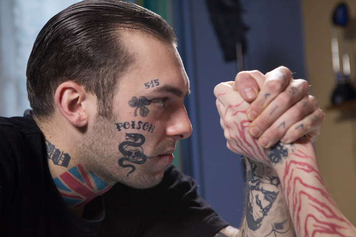 photo-composting-kevin-avant Homme tatoué en couleur avant retouche photo noir et blanc
