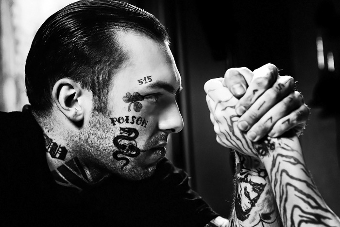 Homme tatoué après retouches photos noir et blanc