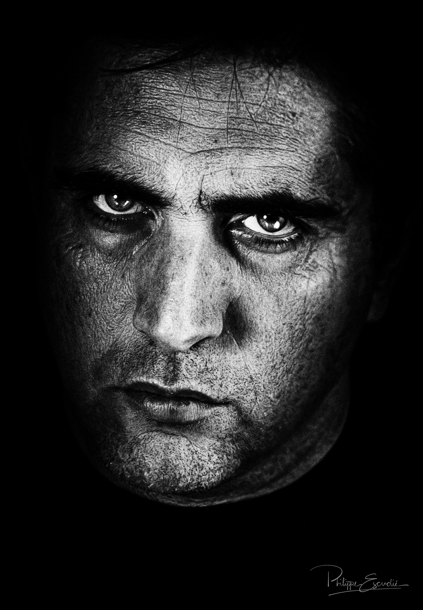 Visage de Philippe après compositing sur photoshop, rendu noir et blanc esprit lee jeffries.