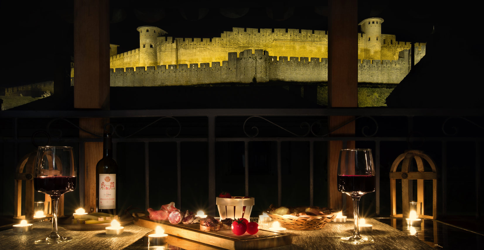 Séance photo de la maison d'hôte les Clés de la Cité à Carcassonne en ambiance apéritif de nuit