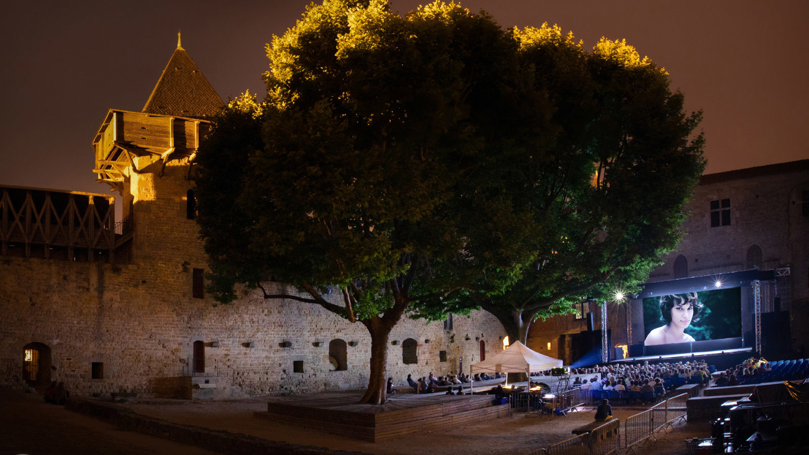 Projection en plein air de nuit sur grand écran d'un documentaire consacré à Bernadette Lafont dans la cour du Château Comtal de la Cité de carcassonne