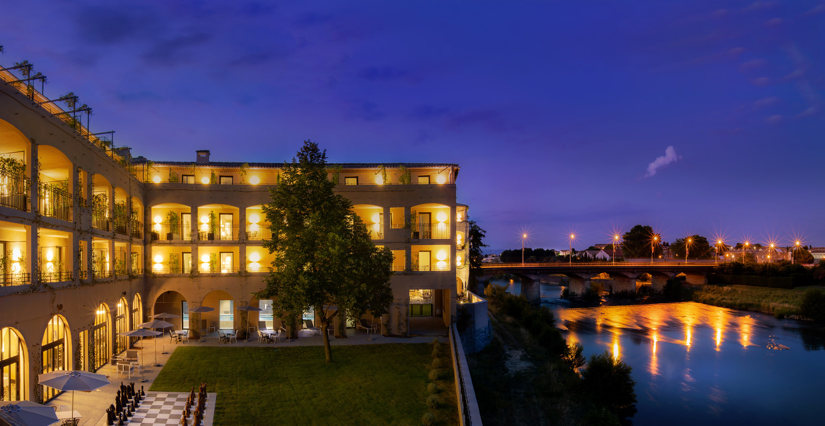 Vue panoramique de nuit de l'hôtel Hilton Double Tree de Carcassonne