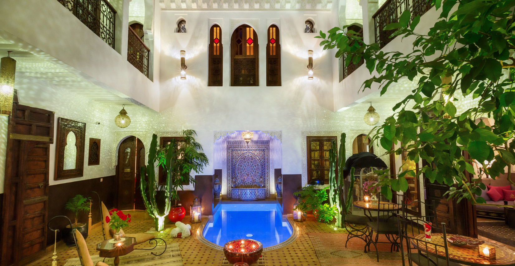 patio de riad de nuit à Marrakech