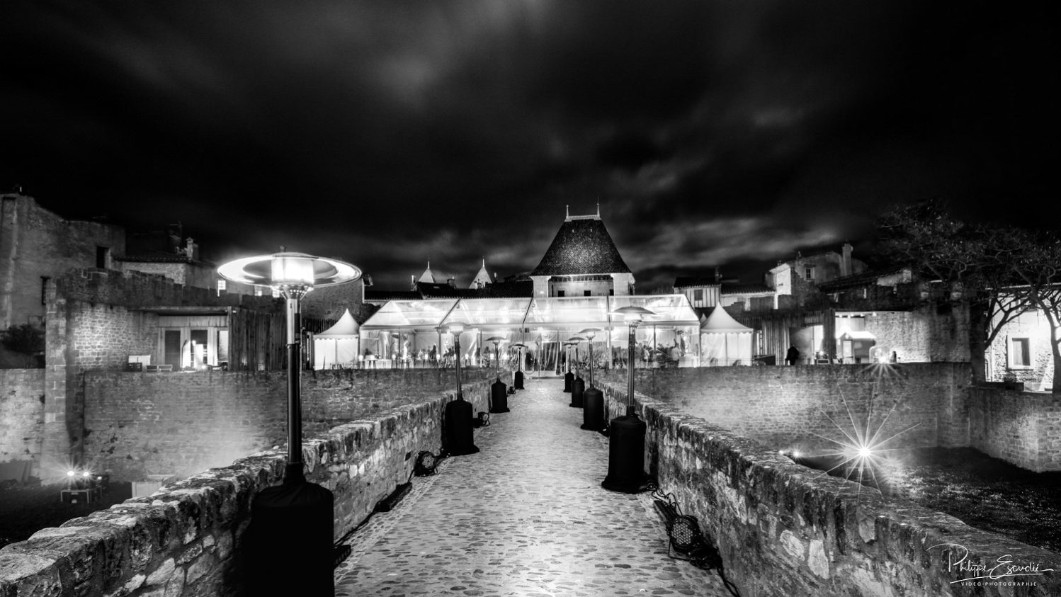 Atmosphère noir et blanc du pont du château comtal de nuit.